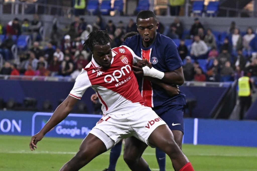 Willian Pacho (der.) marca a un rival del Mónaco en la final de la Supercopa de Francia.
