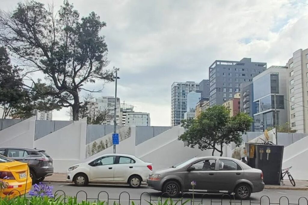 El muro de la Unidad Educativa Municipal Sebastián de Benalcázar cortó la vista al interior del colegio.
