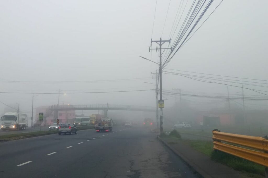 Lluvia y neblina en la Simón Bolívar este 4 de enero de 2025. Foto: AMT