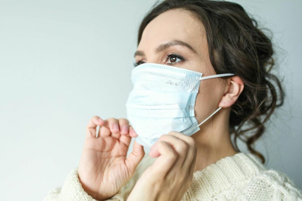 La mascarilla es una aliada para reducir contagios de infecciones respiratorias. Foto: Pexels