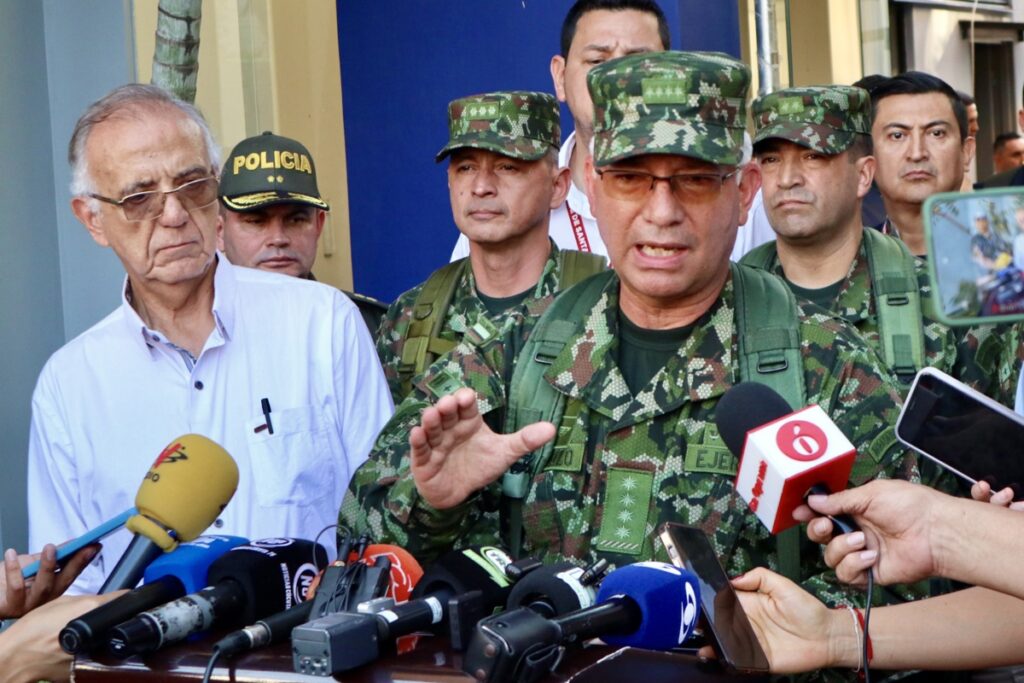 El comandante del Ejército Nacional de Colombia, mayor general Luis Emilio Cardozo (d), habla junto al ministro de Defensa, Iván Velásquez, durante una rueda de prensa este domingo, en Cúcuta (Colombia).