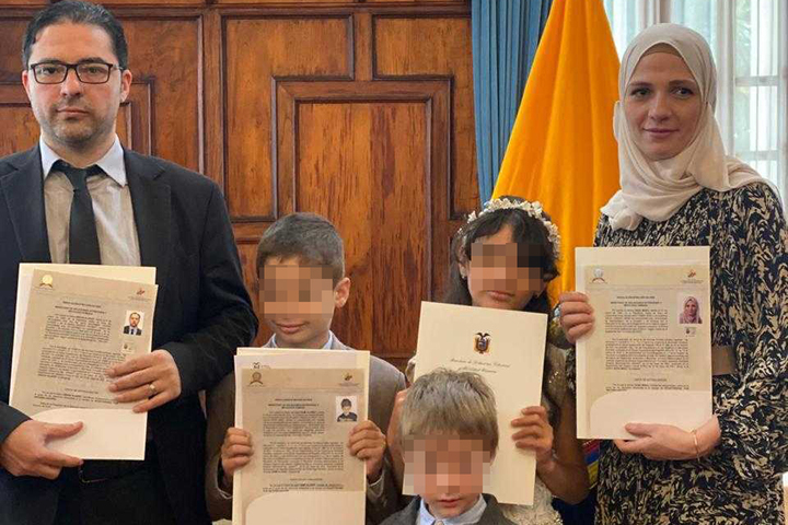 Obada con su esposa y sus tres niños, de 11, 10 y 6 años, luego de naturalizarse ecuatorianos. Foto: Cortesía