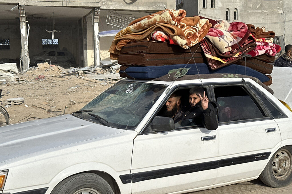 Los camiones con ayuda humanitaria que aguardaban el paso hacia la Franja de Gaza desde el cruce fronterizo de Rafah, en Egipto, comenzaron a entrar en territorio palestino.