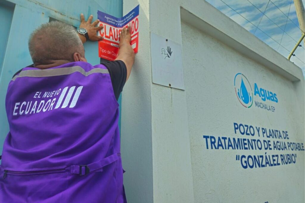 la Agencia Nacional de Regulación, Control y Vigilancia Sanitaria (ARCSA) clausuró temporalmente la Planta de Tratamiento de Agua Potable González Rubio en Machala. Cortesía: Arcsa