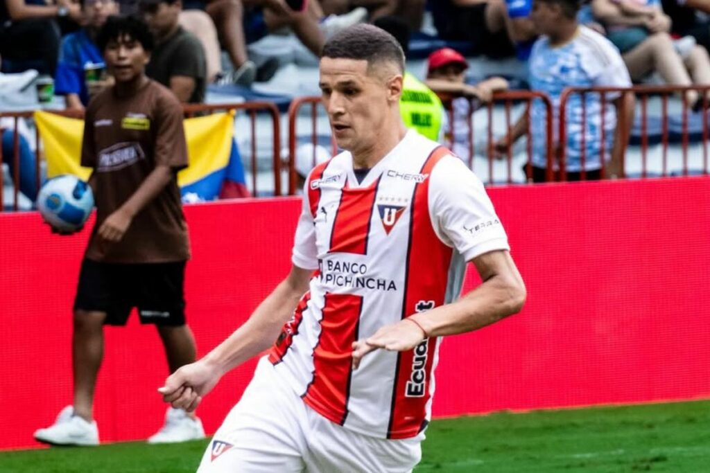 Alex Arce en uno de sus partidos con Liga de Quito.