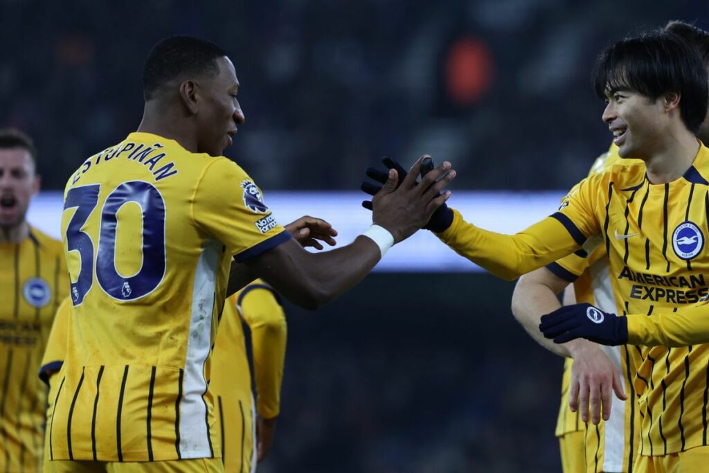 Pervis Estupiñán y Kaoru Mitoma celebran uno de los goles del Brighton.