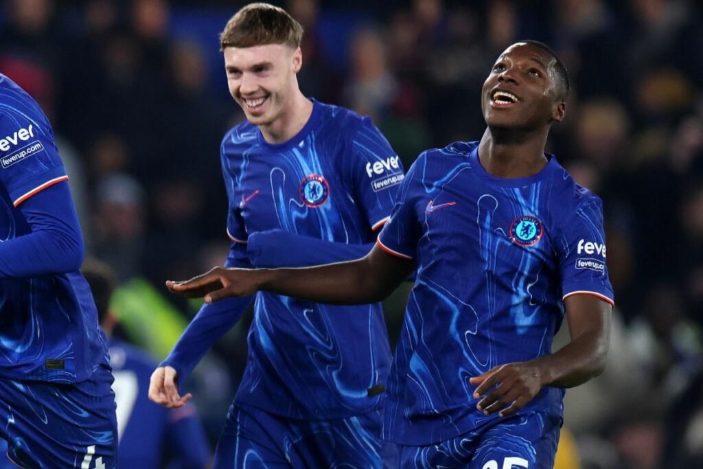 Moisés Caicedo (der.) celebrando uno de los goles junto con sus compañeros del Chelsea.