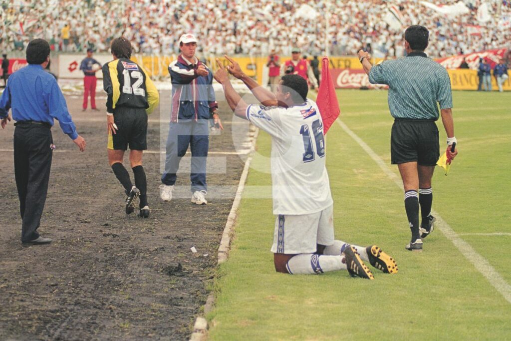 Liga de Quito pasó de ser bicampeón 98/99 a descender en el 2000. 