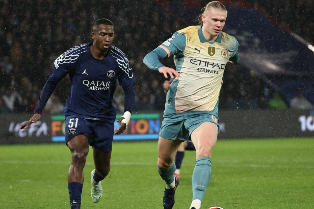 Willian Pacho y Erling Haaland en el partido entre París Saint-Germain y Manchester City.