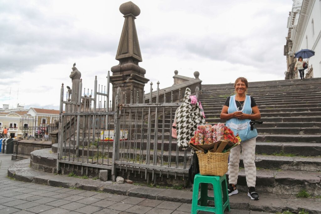 Los comerciantes de Quito caminan todo el día para vender sus productos.