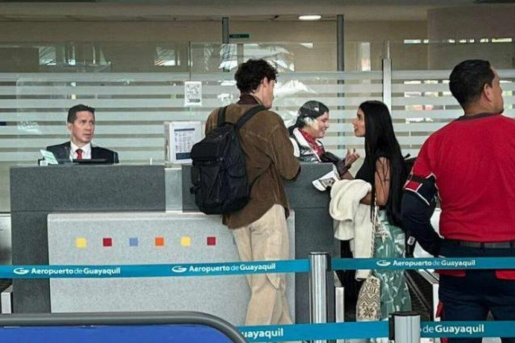 Usuarios de redes sociales publicaron fotos de Shawn Mendes y Helena Gualinga en el aeropuerto de Guayaquil.