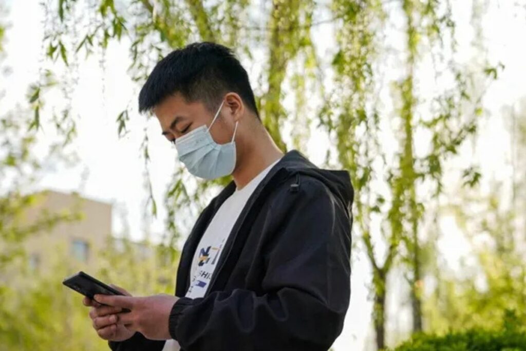 Un ciudadano usa mascarilla en Beijín, que es una costumbre arraigada en los pobladores de Asia.