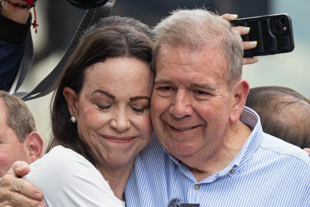 La líder opositora venezolana María Corina Machado (i) abraza al candidato a la presidencia de Venezuela Edmundo González Urrutia durante una manifestación para rechazar lo que consideran es un fraude en los resultados oficiales del Consejo Nacional Electoral (CNE). EFE