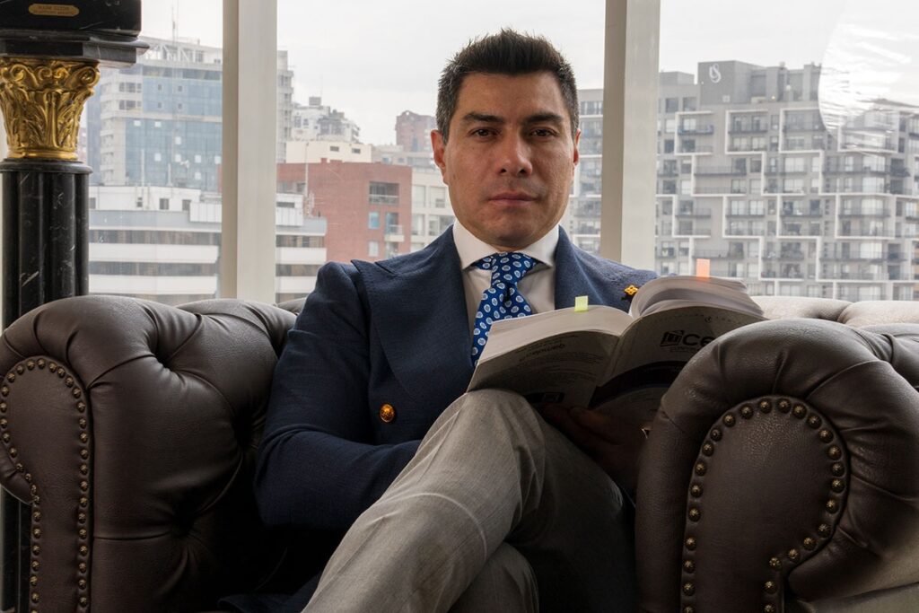 El abogado de Verónica Abad, Oswaldo T. es procesado por tenencia no autorizada de municiones.
