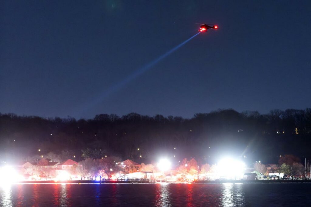 Los equipos de rescate buscan en el río Potomac tras el siniestro.