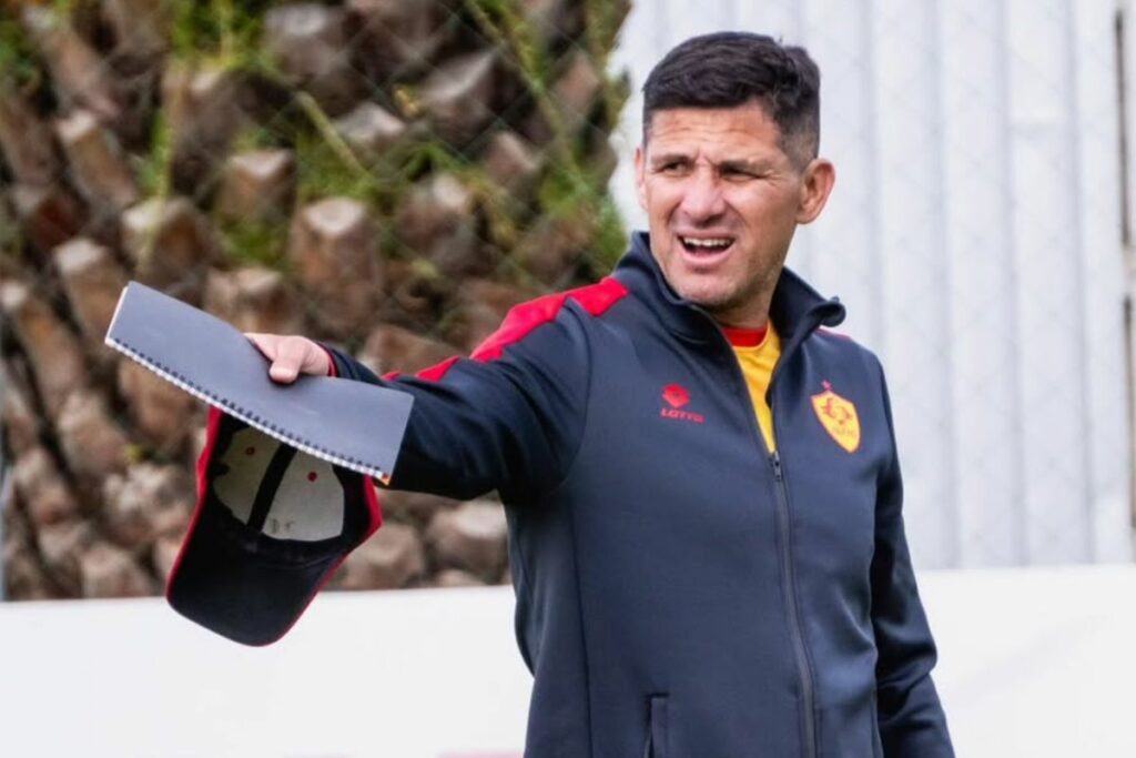 Gabriel Pereyra en su faceta de entrenador de Aucas en el 2025.