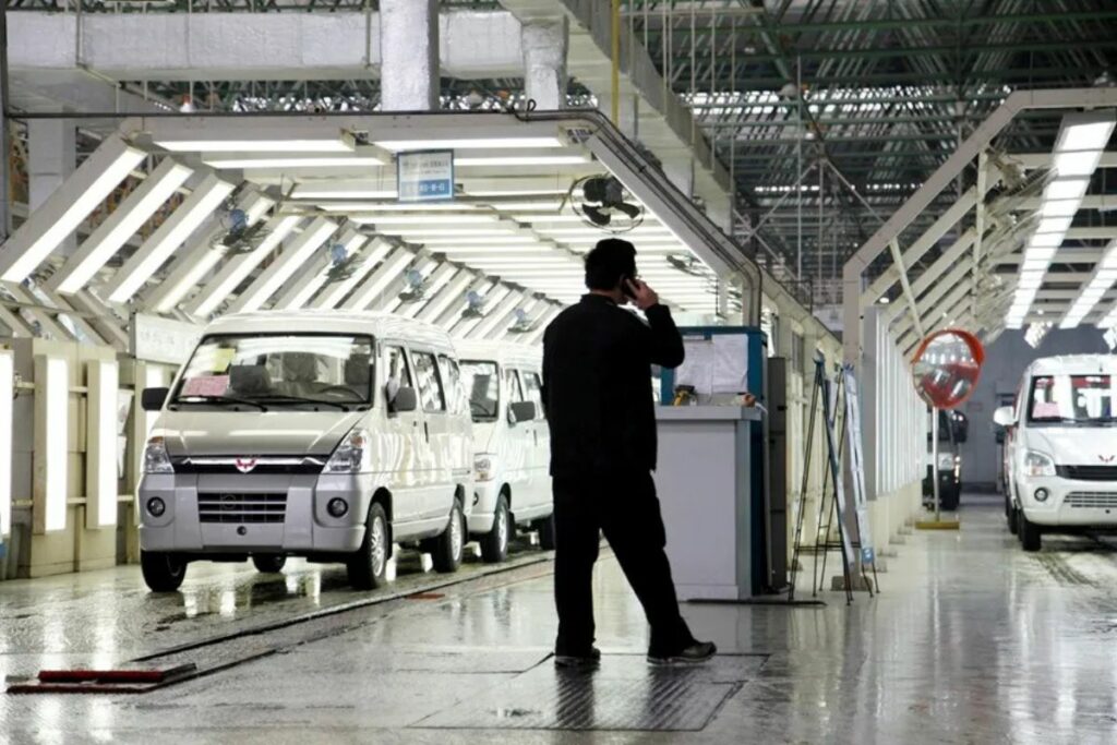 Varios trabajadores en la cadena de montaje de la fábrica de SAIC-GM-Wuling en Liuzhou, China.