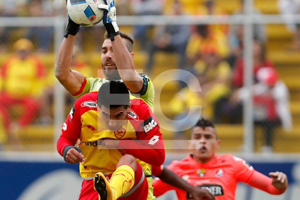 Sebastián Blázquez en su época de arquero en Aucas. Ahora, en 2025, es el director técnico de Deportivo Quito.