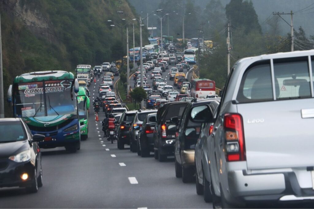La congestión vehicular se evidenció en algunos sectores de Quito, sobre todo, en las horas pico.