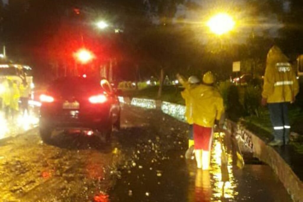 Las intensas lluvias en Cuenca movilizaron al personal de Etapa y de Bomberos.