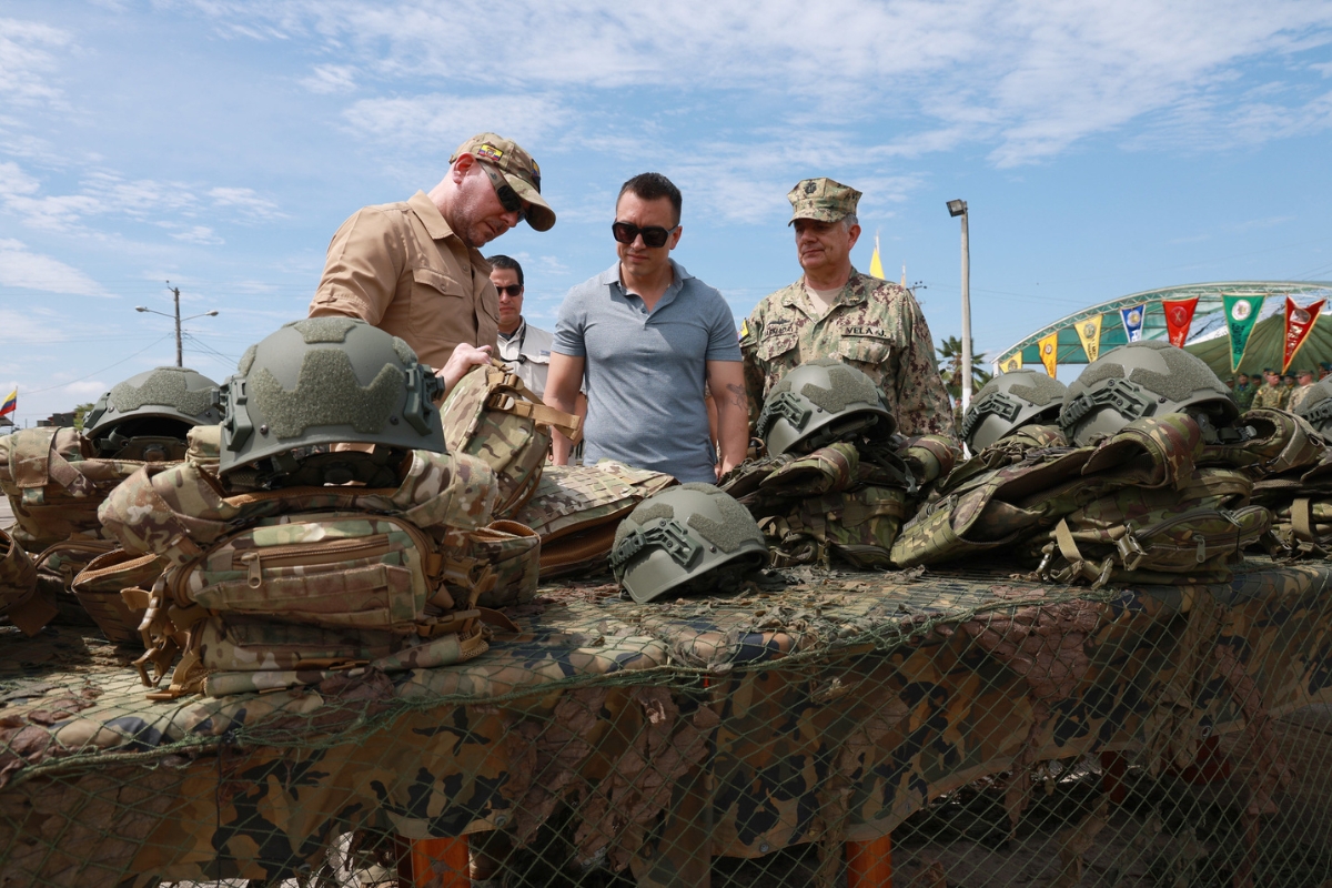Gobierno de Daniel Noboa entregó equipamiento a militares en El Oro - El Comercio