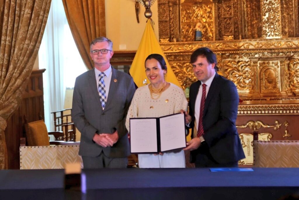La firma de una adenda por parte del Gobierno de Daniel Noboa para la reactivación del proyecto eólico.