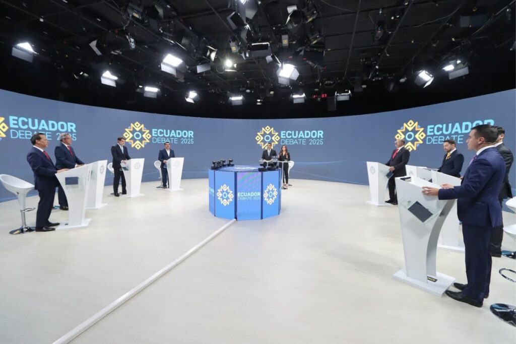 Los 16 candidatos participan en el debate presidencial 2025 en Quito en el segundo eje relacionado con los servicios públicos.
