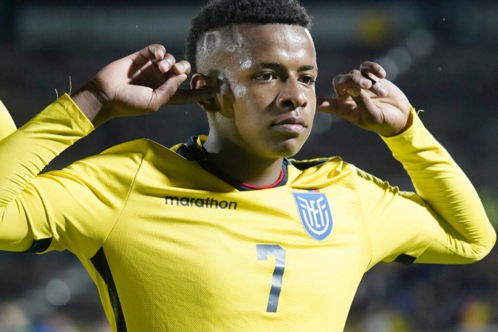 Keny Arroyo con la Selección de Ecuador sub-17 en el 20123 en el Olímpico Atahualpa.