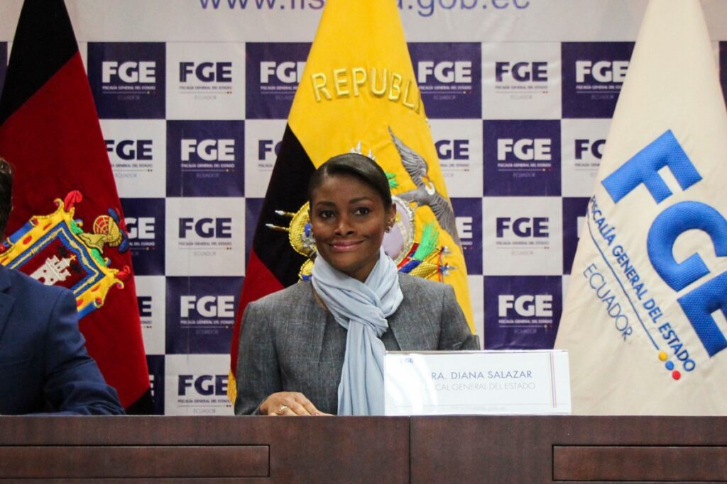 La fiscal general, Diana Salazar, publicó un comunicado sobre los supuestos chats expuestos por Rafael Correa.