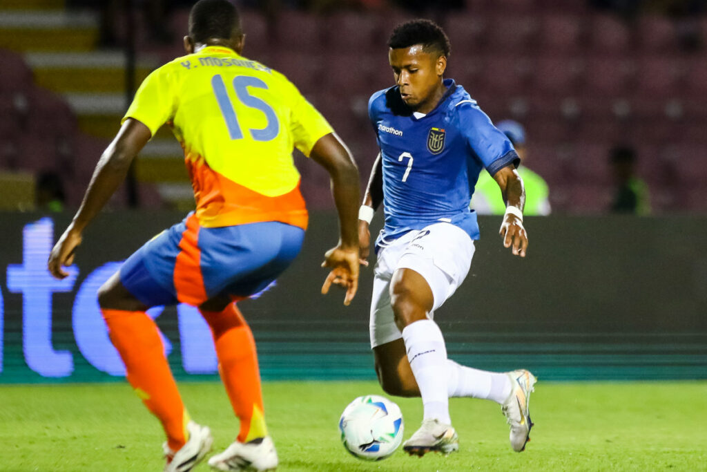 Kenny Arroyo (der.) de la Selección de Ecuador busca desbordar a un rival de Colombia en el