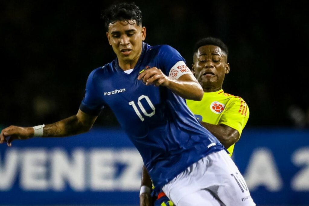 Kendry Páez enfrentando a Colombia en el Sudamericano sub-20 2025.