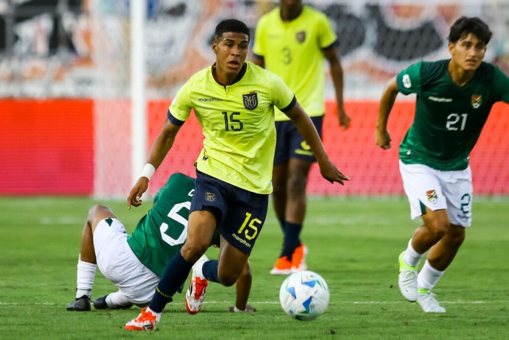 Juan Sebastián Rodríguez enfrentando a Bolivia en el debut del Sudamericano sub-20.