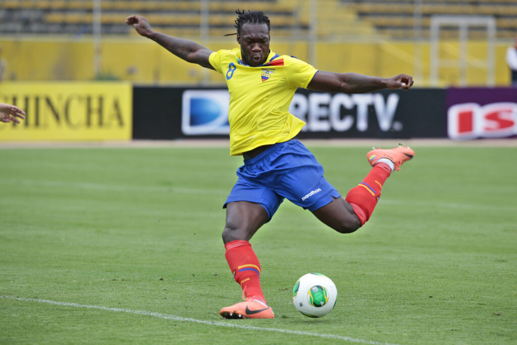 Felipe Caicedo durante un partido con la Selección de Ecuador antes de volver al fútbol ecuatoriano con Barcelona SC.