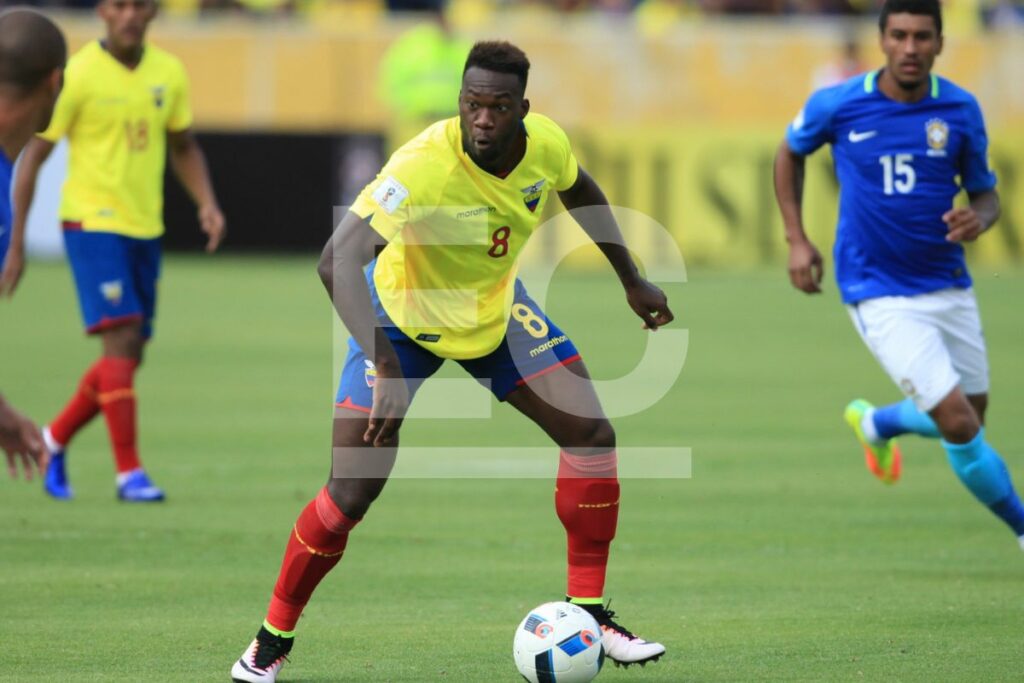 Felipe Caicedo con la Selección de Ecuador enfrentando a Brasil en 2016.