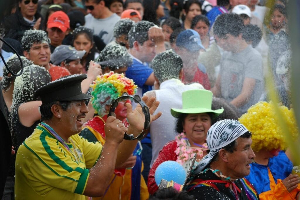 Ciudadanos durante los festejos de Carnaval en Ecuador