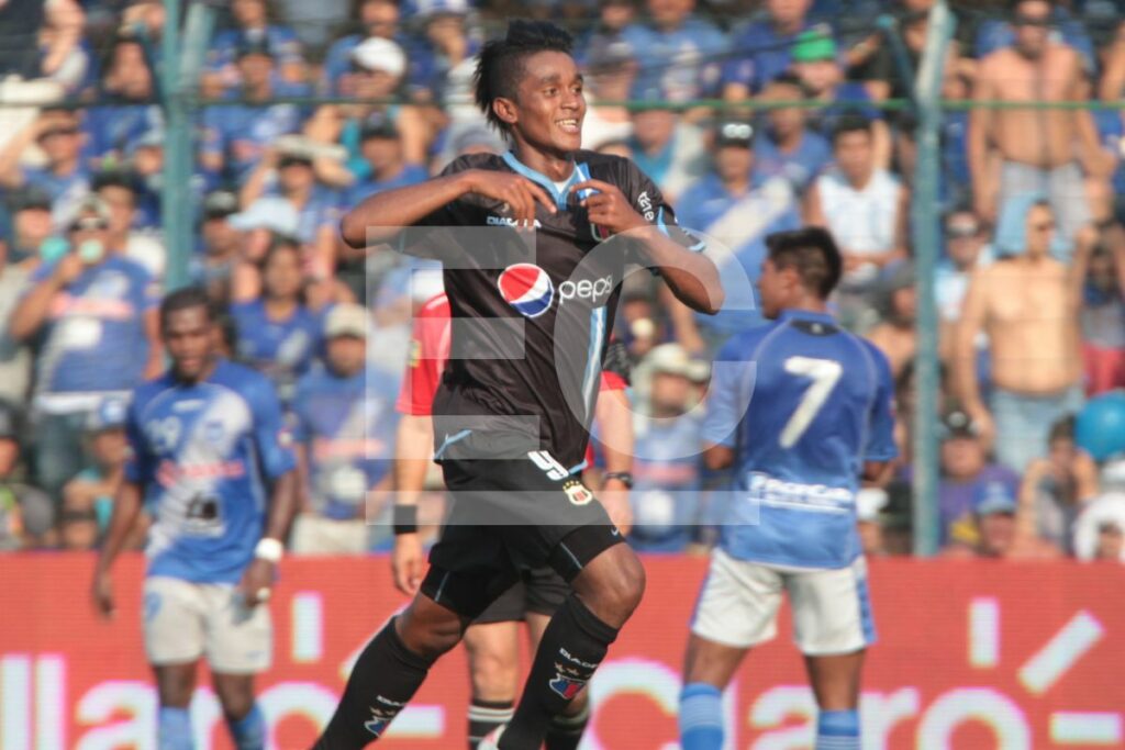 Fidel Martínez celebra el gol marcado con el Deportivo Quito en la final del campeonato nacional 2011.