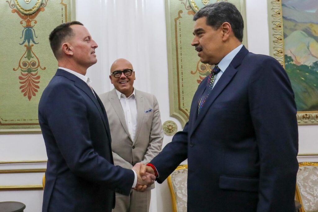 Fotografía cedida por Palacio de Miraflores donde se observa al líder chavista Nicolás Maduro (d) saludando al enviado especial del presidente de Estados Unidos Donald Trump, Richard Grenell (i).