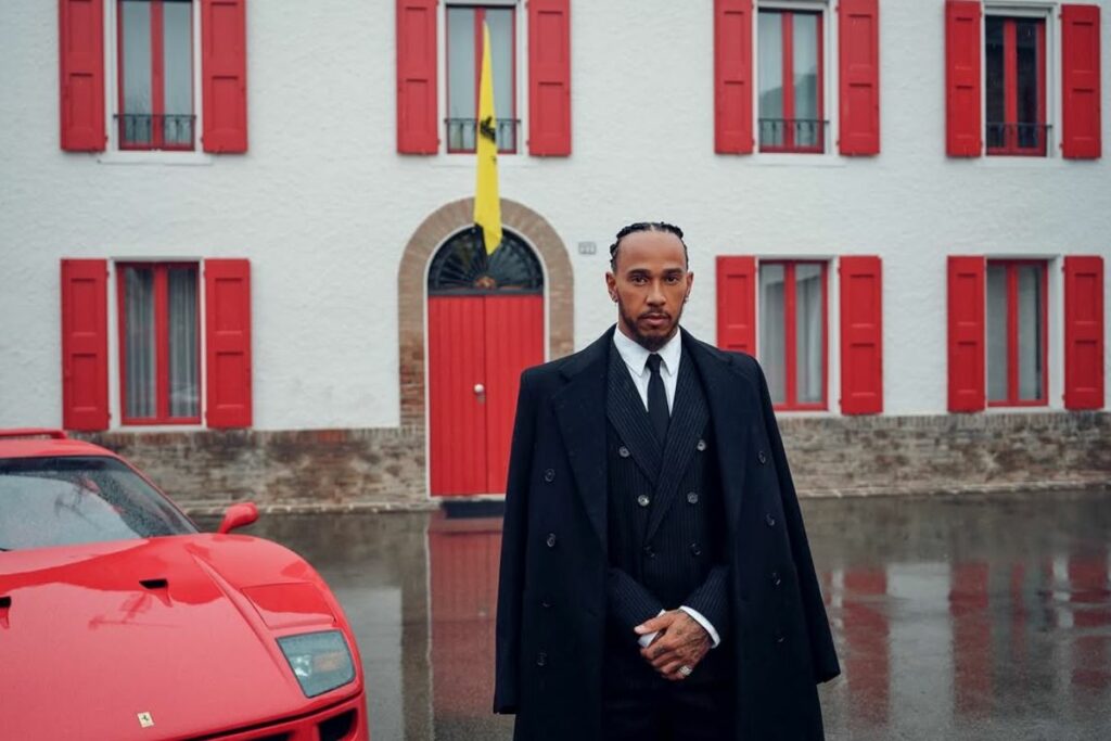 Lewis Hamilton se tomó una fotografía con un Ferrari de fondo y la compartió en sus redes sociales.