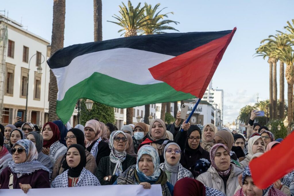 Mujeres marroquíes celebran un acuerdo de alto el fuego entre Hamás e Israel, en Rabat, Marruecos, el 16 de enero de 2025.