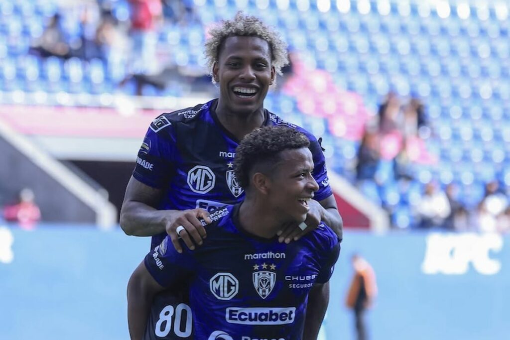 Joao Ortiz y Keny Arroyo en un partido de la Liga Pro 2024.