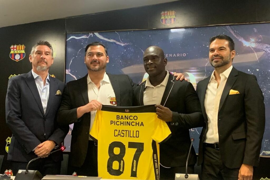 Antonio Álvarez (i) en la presentación de Segundo Castillo como entrenador de Barcelona SC.