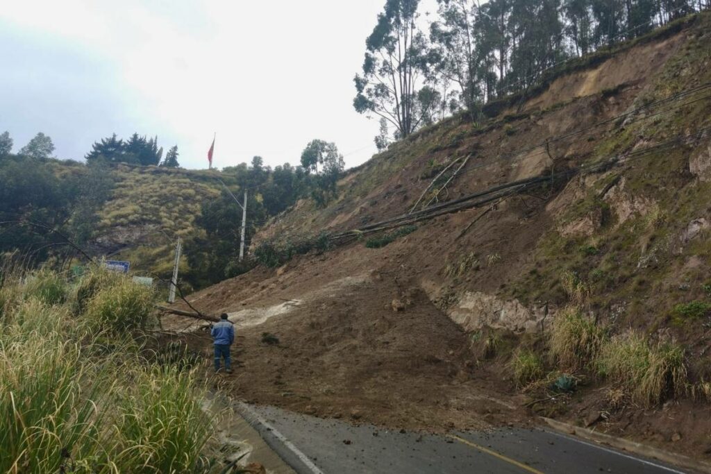 Las lluvias causaron un deslizamiento en la vía Quisapincha - Ambatillo, cerca a Ambato
