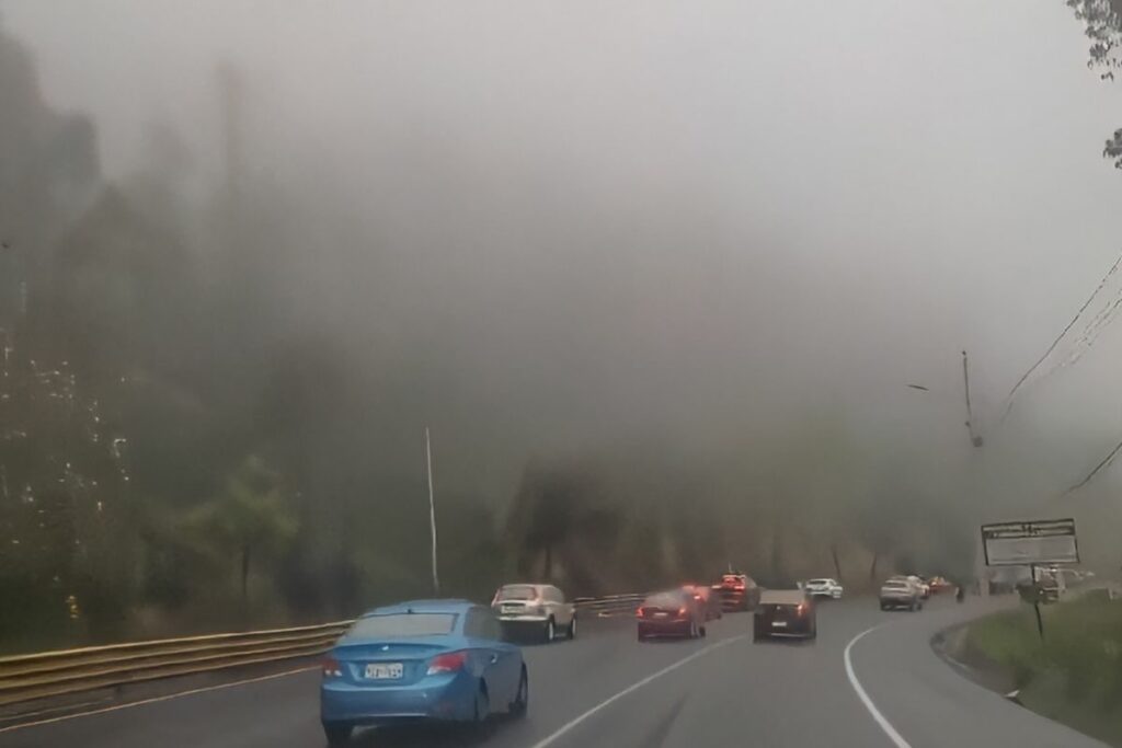 Las fuertes lluvias complicaron la movilidad de los conductores, en varios puntos de Quito