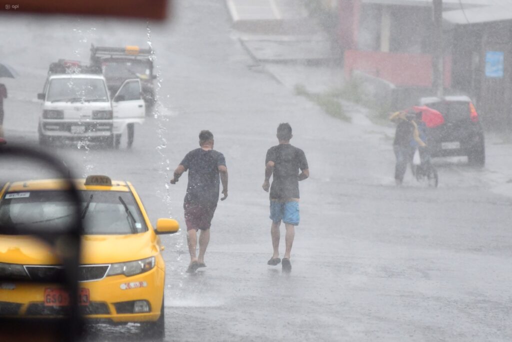 La alerta de lluvias y tormentas en dos regiones de Ecuador fue emitida por el Inamhi este lunes 13 de enero.