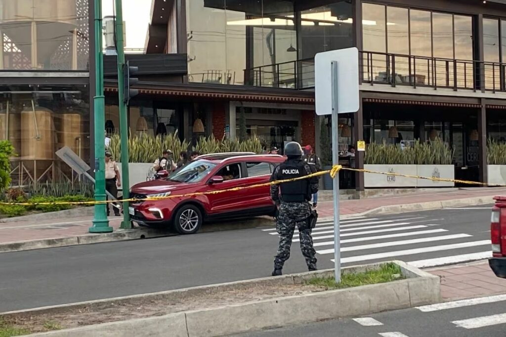 El vehículo de la víctima quedó al costado de la vía tras recibir los disparos