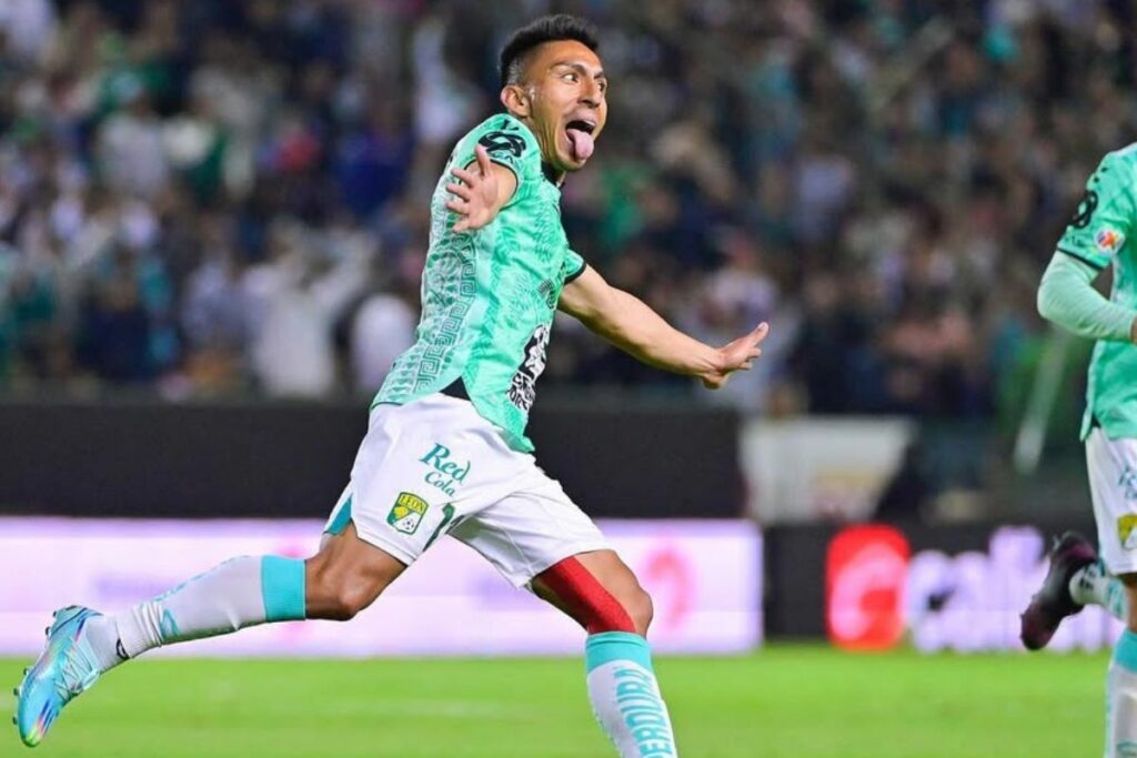 Ángrl Mena en su etapa de jugador de León de México.