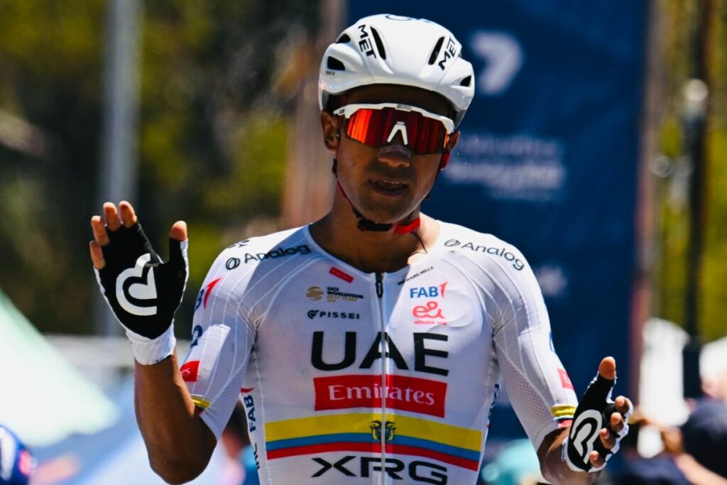Jhonatan Narváez cruza la meta como ganador de la quinta etapa del Santos Tour Down Under.