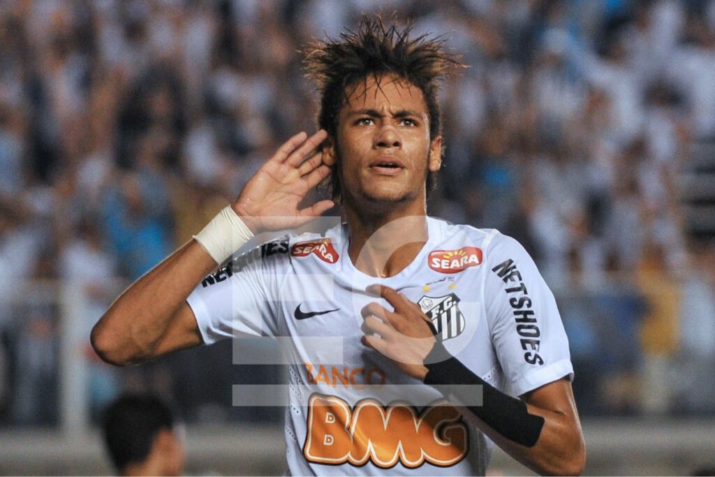 Neymar celebra un gol marcado con el Santos en mayo de 2012.