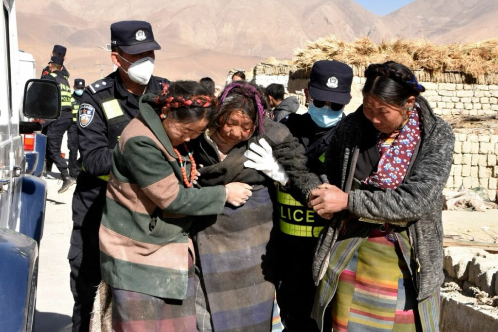 Organismos de rescate ayudan a los afectados en el sur de China tras el terremoto.