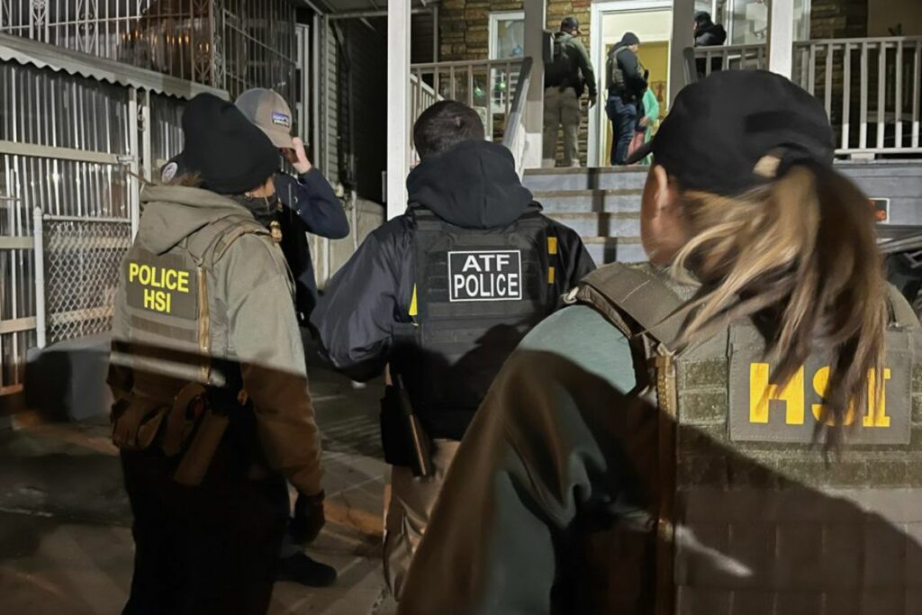 Fotografía cedida por la Oficina de Investigaciones de Seguridad Nacional (HSI) de Nueva York donde aparecen varios agentes federales de diversas dependencias durante una redada contra indocumentados.